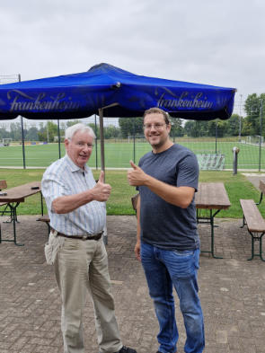 TuS-Vorsitzender André Heryschek und Schirmherr Andreas Buchartz (links)